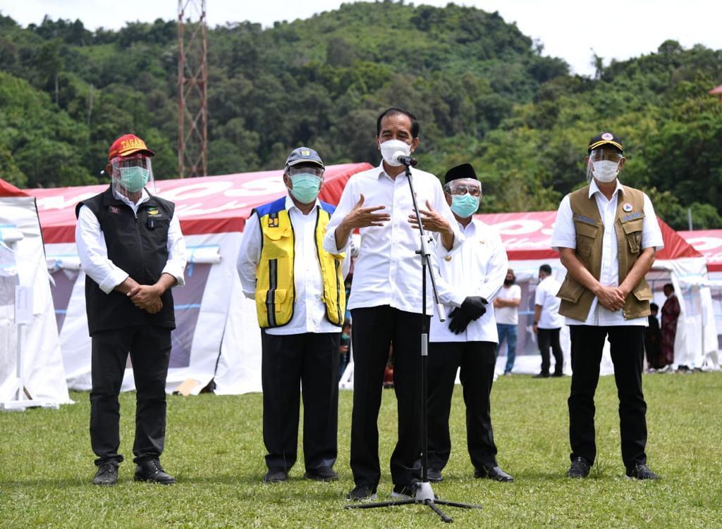 Presiden Jokowi mengunjungi warga di posko pengungsian
