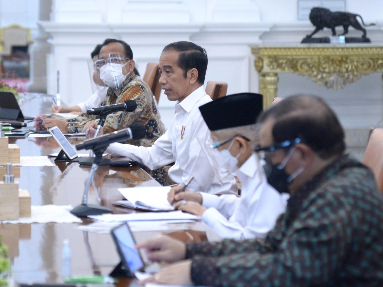 Presiden Jokowi saat memimpin rapat terbatas membahas laporan Komite Penanganan Covid-19 dan Pemulihan Ekonomi Nasional (Setneg)