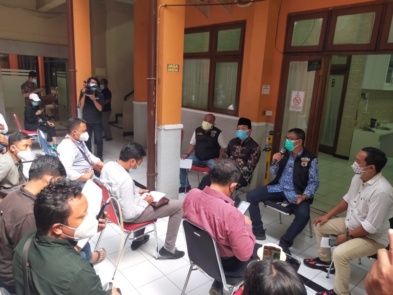 Pemerintah Kota (Pemkot) Surabaya menerima audiensi beberapa tokoh dan organisasi masyarakat (ormas) dari Madura