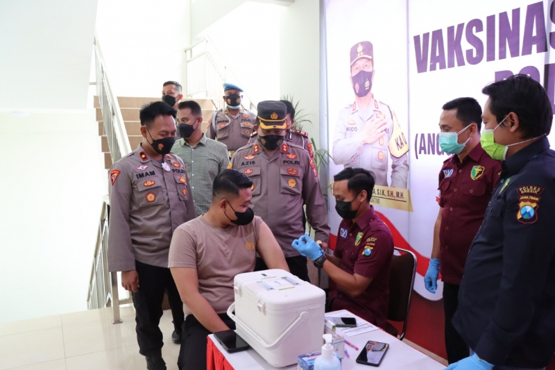 Vaksin booster untuk seluruh anggota Polres Gresik, di Mapolres Gresik.