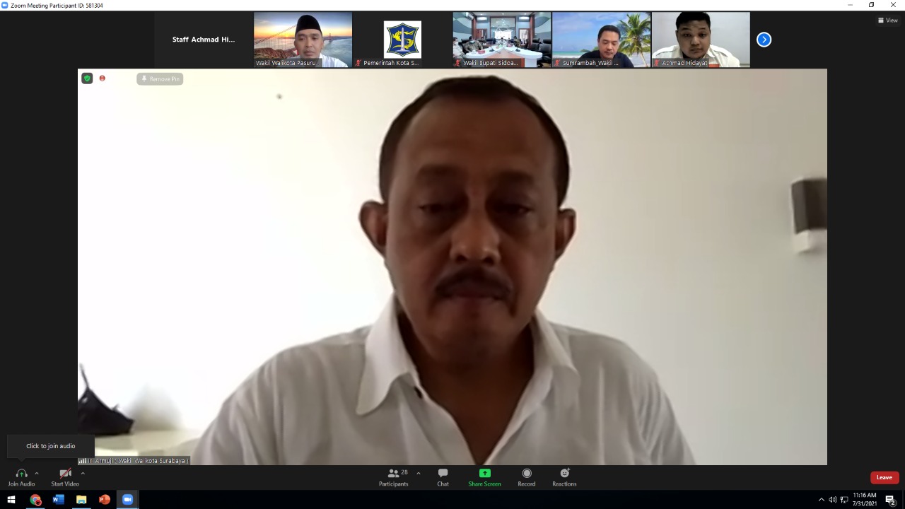 Wakil Wali Kota Armuji saat melakukan rapat secara virtual.