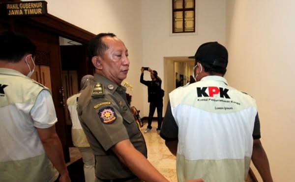 Penyidik KPK melakukan penggeledahan di salah satu ruangan di Kantor Gubernur Jawa Timur