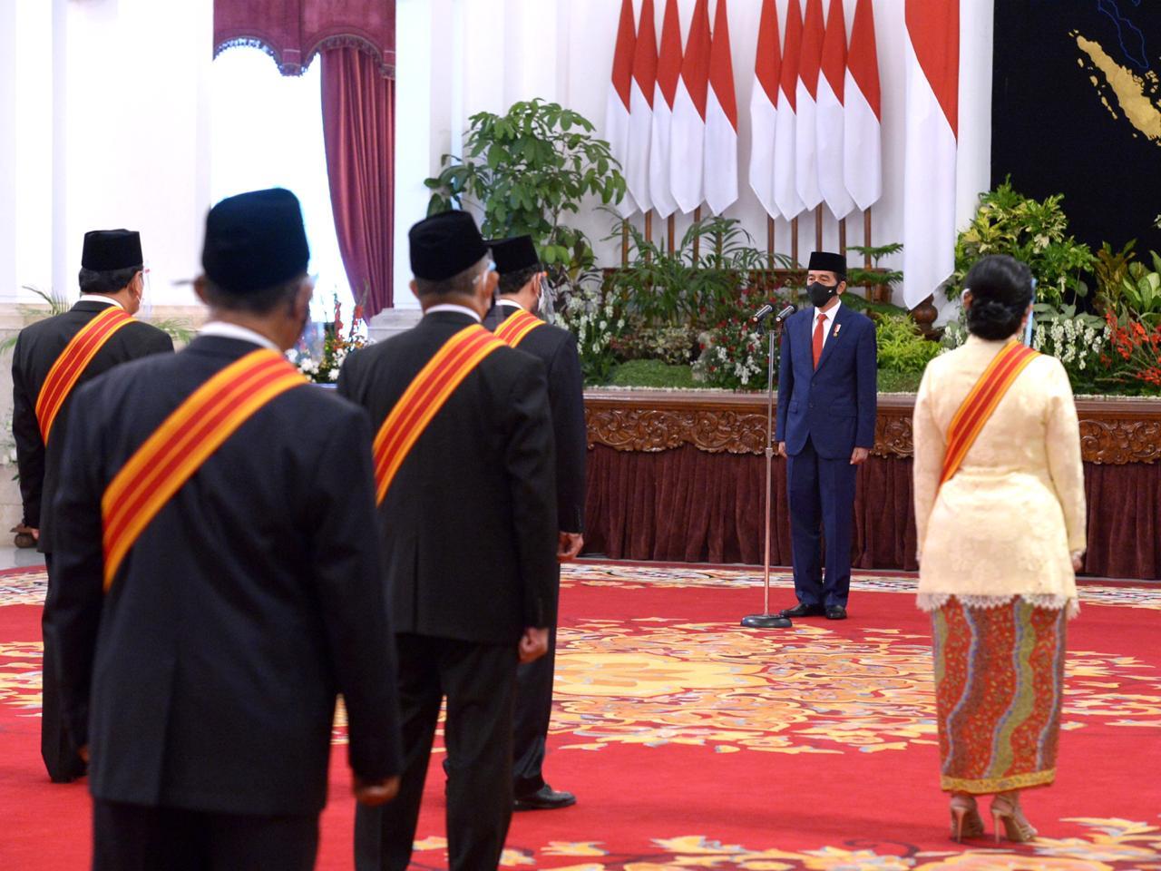 Presiden Jokowi menganugerahkan tanda kehormatan Bintang Mahaputera dan Bintang Jasa kepada 71 orang penerima di Istana Negara, Rabu (11/11). Foto: Setneg