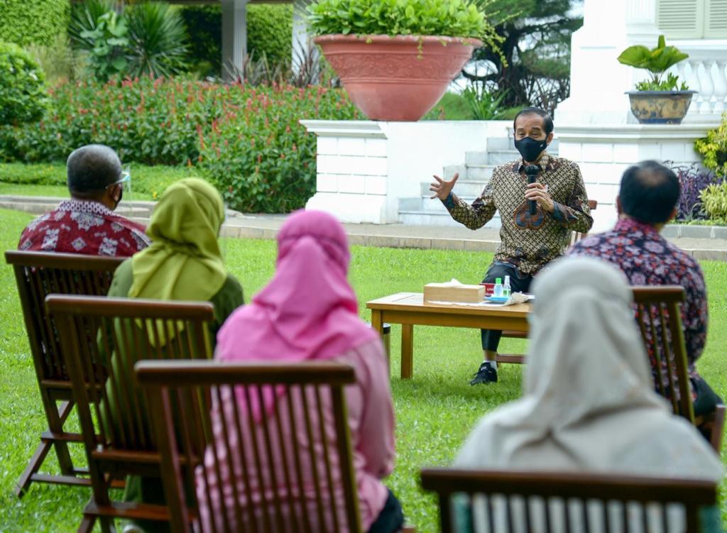 Presiden Jokowi memberikan bantuan modal kerja pada pelaku UMKM di Istana
