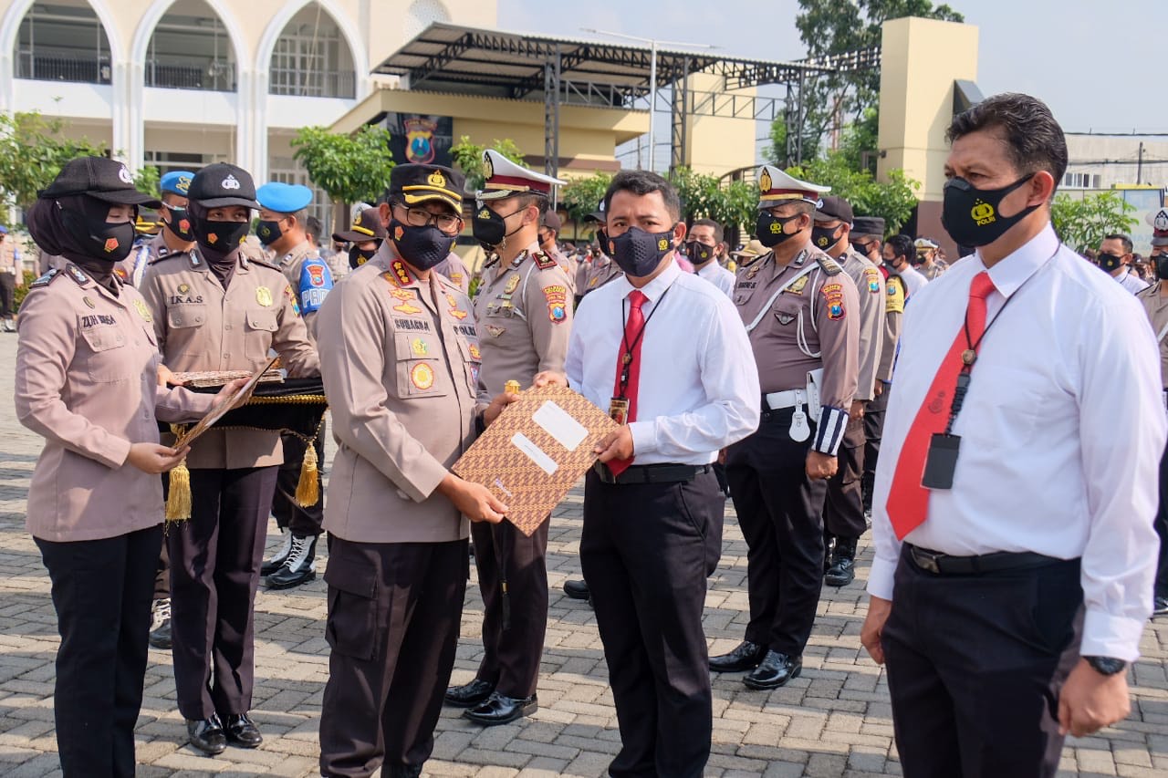 Kombes Sumardji saat memberikan penghargaan kepada anggotanya