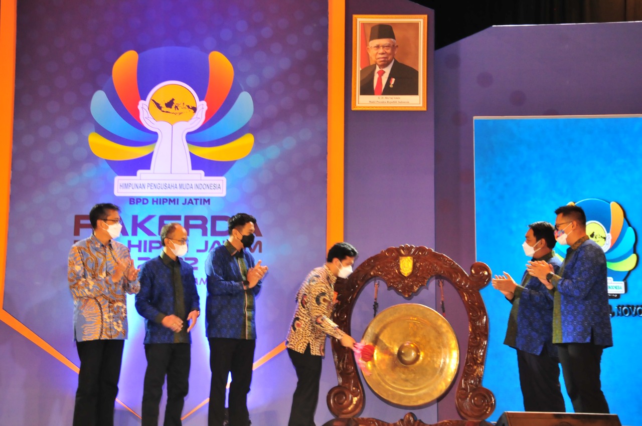 Wakil Gubernur Jawa Timur, Emil Elestianto Dardak (memukul gong) didampingi Ketua Umum BPD Hipmi Jatim, Rois Sunandar Maming (dua dari kanan) saat pembukaan Rakerda Hipmi Jatim di Surabaya, Sabtu (14/5/2022).