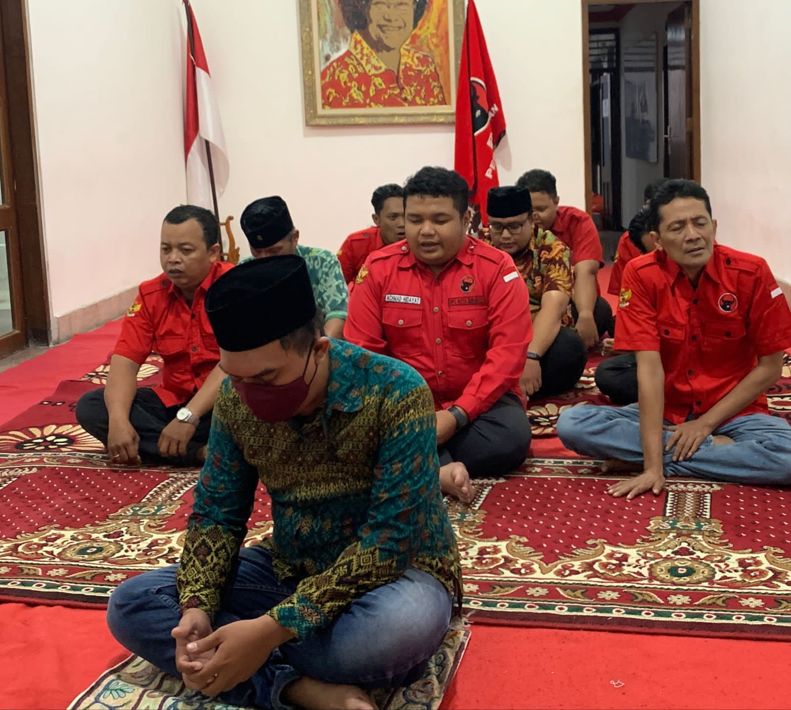 Sejumlah Kader PDI Perjuangan Kota Surabaya menggelar Shalat Ghoib di Kantor DPC PDI Perjuangan Kota Surabaya pada Jumat (1/7) petang selepas shalat Maghrib