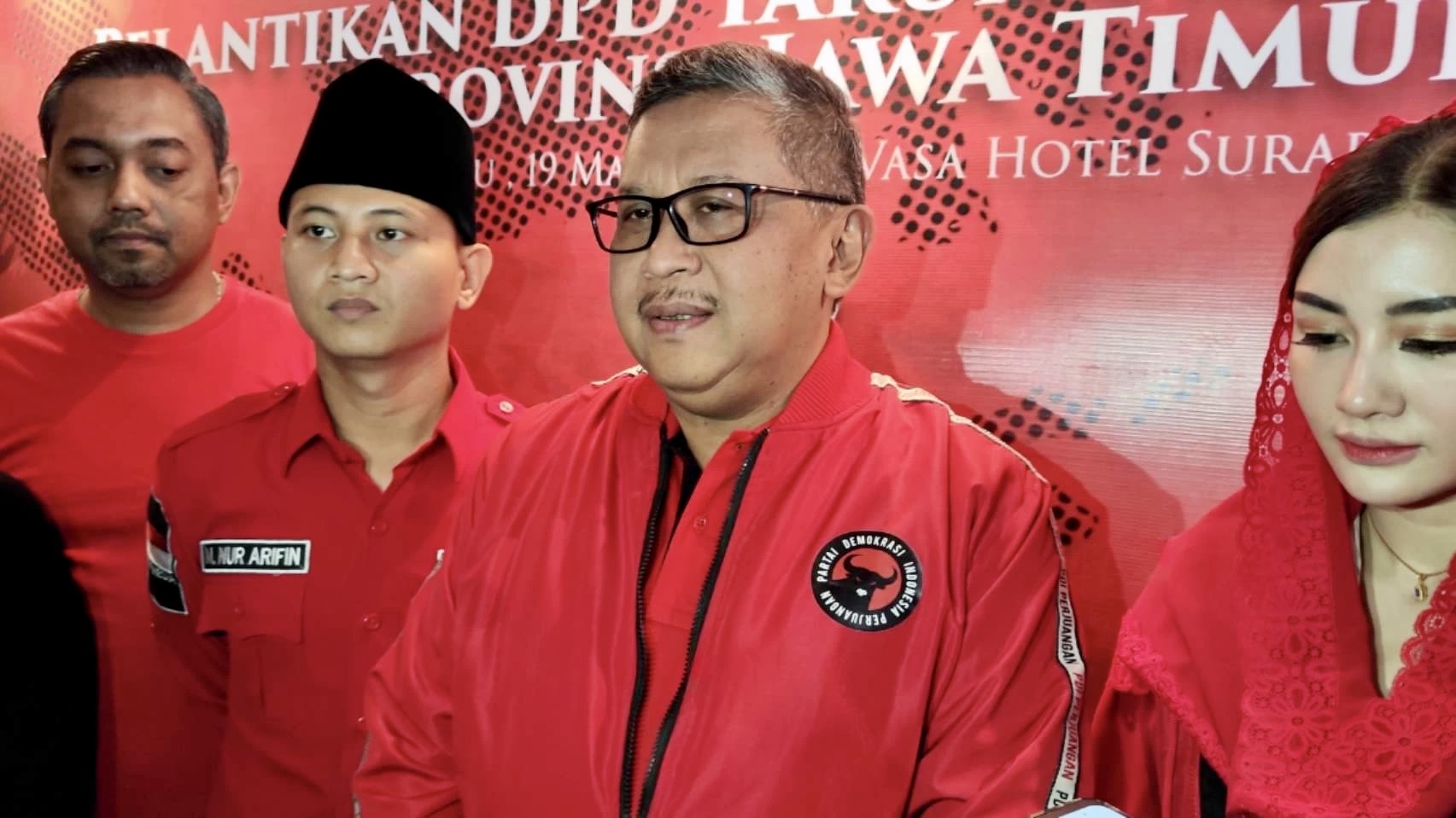 Sekjen DPP PDI Perjuangan, Hasto Kristiyanto didampingi M. Nur Arifin (Bupati Trenggalek), Novita Hardini (Bendahara TMP Jatim) dan Hadrean Renanda (Sekretaris TMP Jatim)