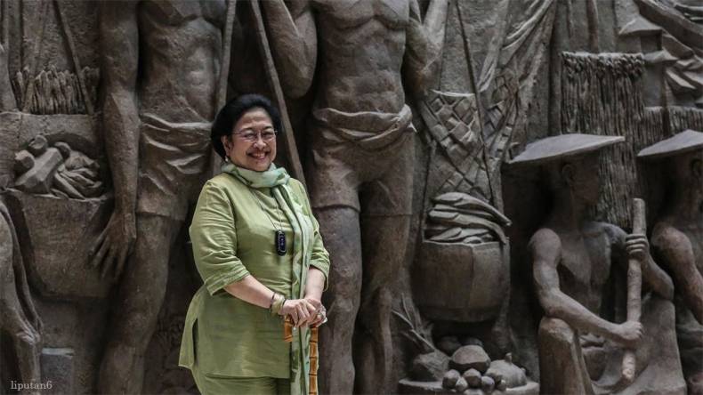 Ketua Umum PDI Perjuangan Megawati Soekarnoputri terpukau dengan karya seni saat mengunjungi gedung Sarinah, Jalan MH Thamrin, Jakarta Pusat, Senin (13/6/2022)