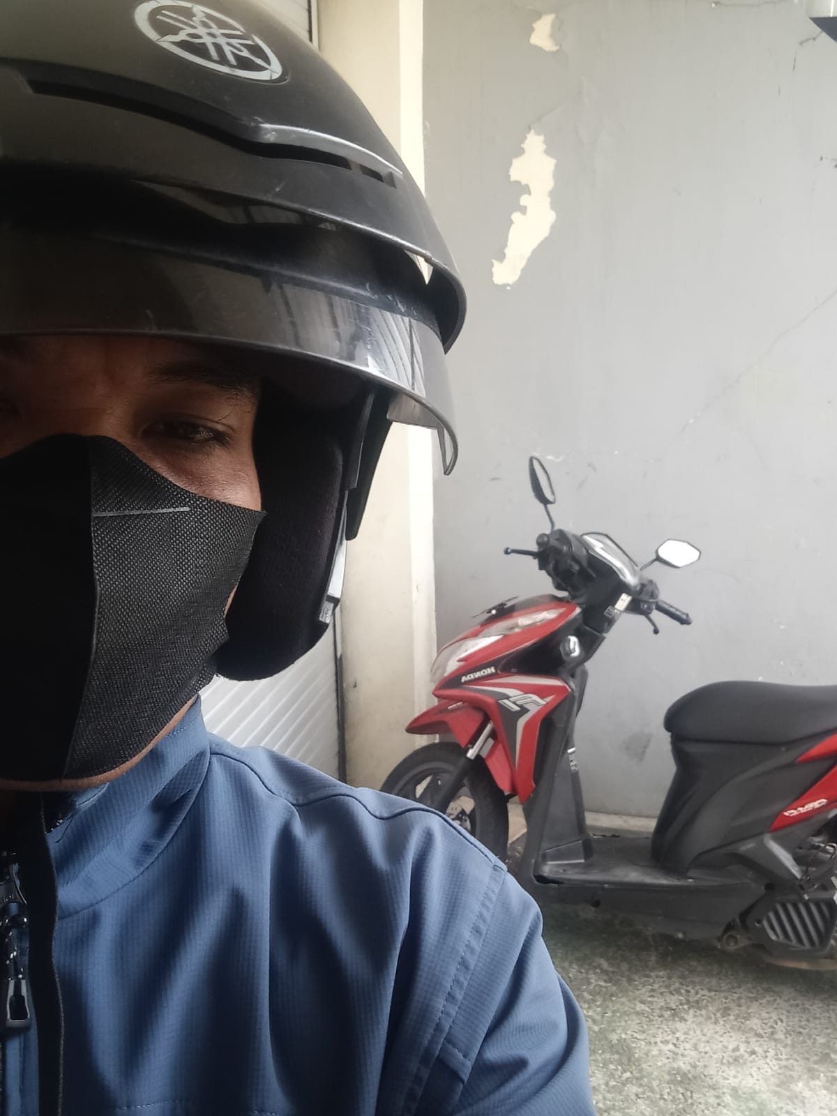 warga masih memakai masker, meski sudah ada kelonggaran