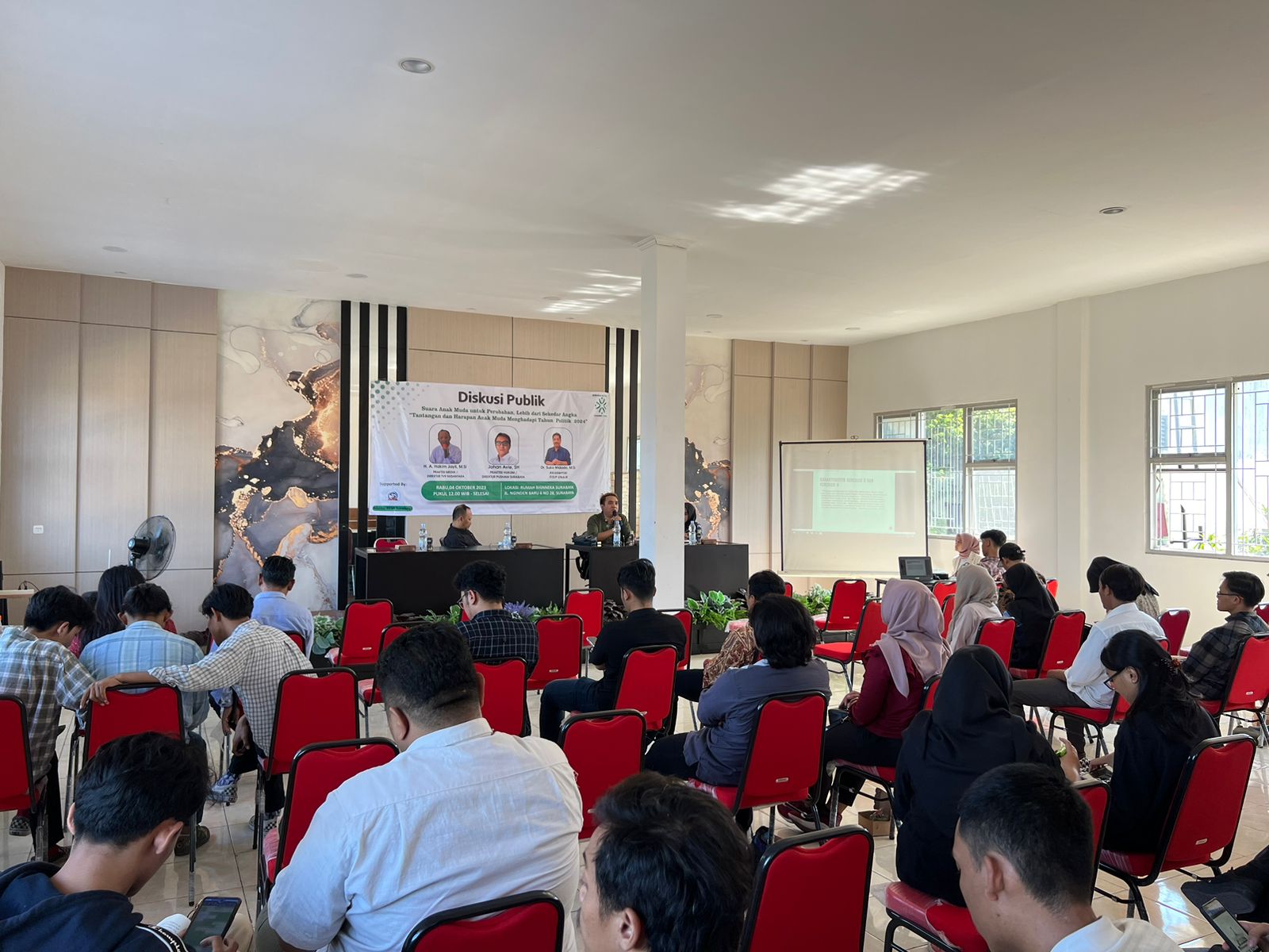 Surabaya Young Leader Forum gelar diskusi bertajuk Suara Anak Muda untuk Perubahan Lebih dari Sekedar Angka, Tantangan dan Harapan Anak Muda Menghadapi Tahun Politik 2024 yang dilaksanakan oleh Surabaya Young Leader Forum pada Rabu 4 Oktober 2023 di Surab