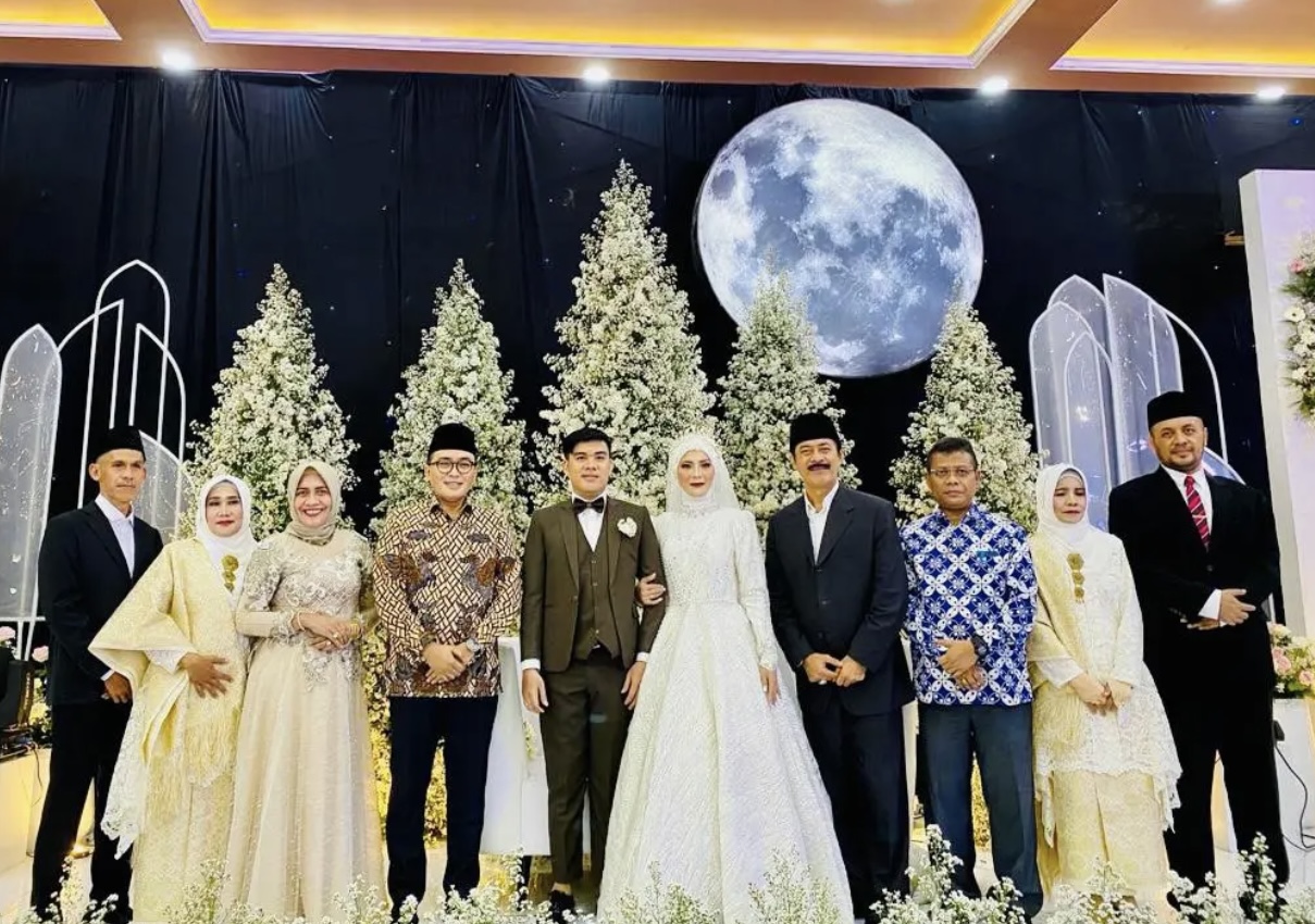 Resepsi pernikahan keponakan Mahfud MD diwarnai kejadian memilukan lantaran menu hidangan telah basi.