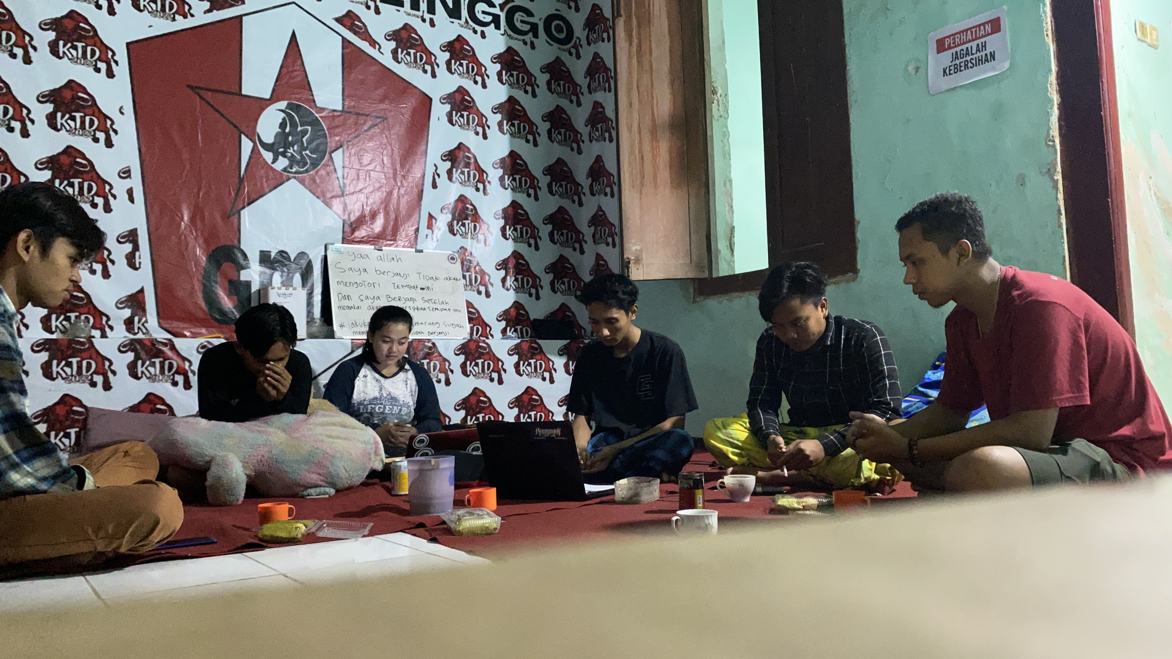Kader GMNI Probolinggo saat menggelar doa bersama untuk korban gempa bumi di Cianjur, Jawa Barat
