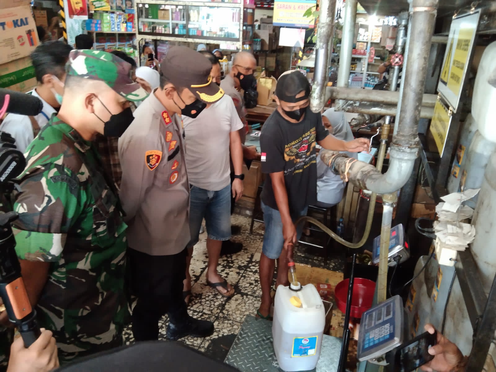 Kapolres Tulungagung, AKBP Handono Subiakto dan Komandan Kodim Tulungagung, Letkol Inf. Yongki Malinton saat memeriksa pasokan dan distribusi minyak goreng.
