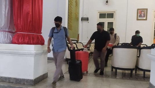 Petugas KPK saat geledah Pendopo Agung Bangkalan