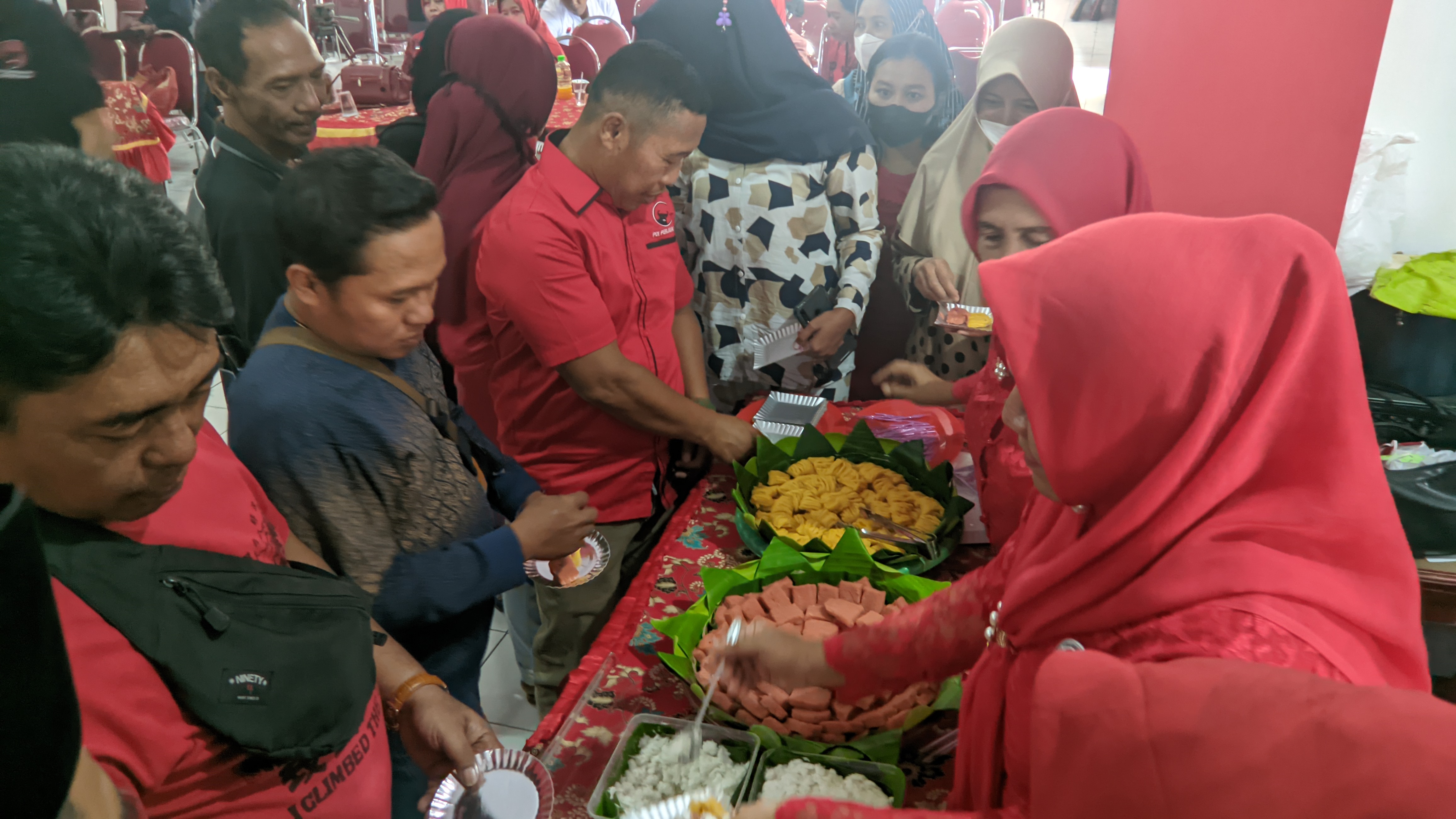 Meriah ; Suasana festival kuliner yang digelar DPC PDI Perjuangan Kota Probolinggo untuk peringati Bulan Bung Karno 