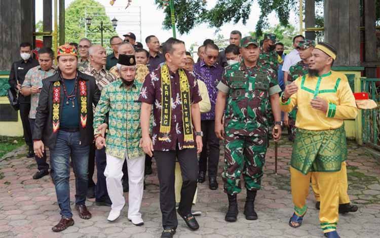 Wagub Lemhannas RI Letjen TNI Mohamad Sabrar didampingi Danrem 102 Panju Panjung, Brigjen TNI Yudianto Putrajaya, Ama Pangeran Muasjidinsyah dan Tokoh Pemuda Dayak Kobar Wendi S Loentan, saat mengunjungi Istana Kuning Pangkalan Bun.