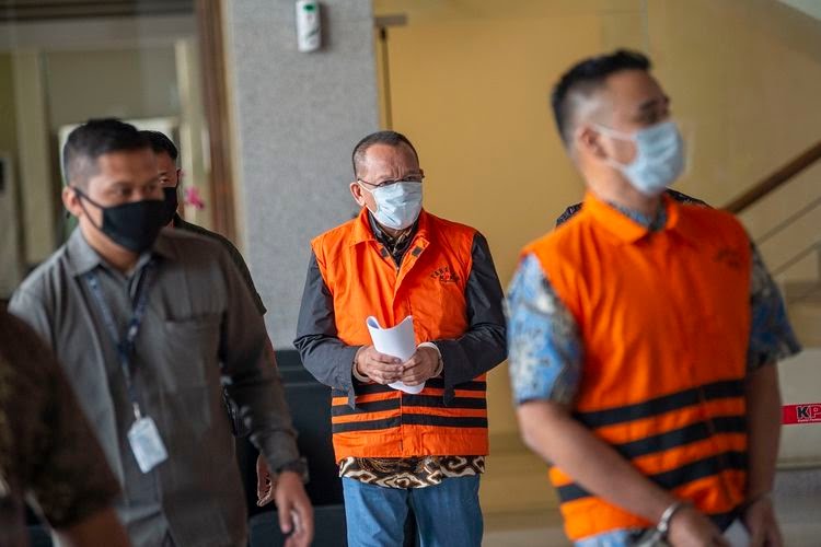 Tersangka kasus dugaan suap gratifikasi senilai Rp46 miliar, Nurhadi (tengah) dan Riesky Herbiyono (kanan) berjalan usai menjalani pemeriksaan di Gedung KPK, Jakarta, beberapa waktu lalu. (Ant)