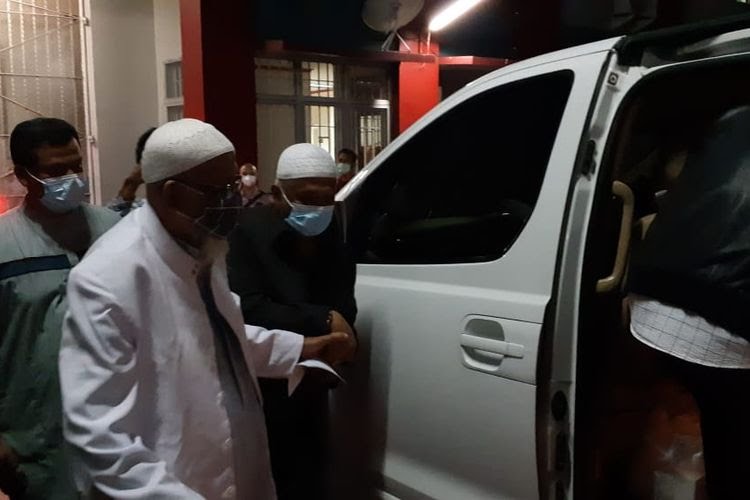 Abu Bakar Baasyir meninggalkan Lapas Gunung Sindur usai shalat subuh, Jumat (8/1/2021). (Foto Ist)