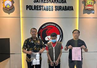 Tersangka peredaran okerbaya diamankan ke Polrestabes Surabaya