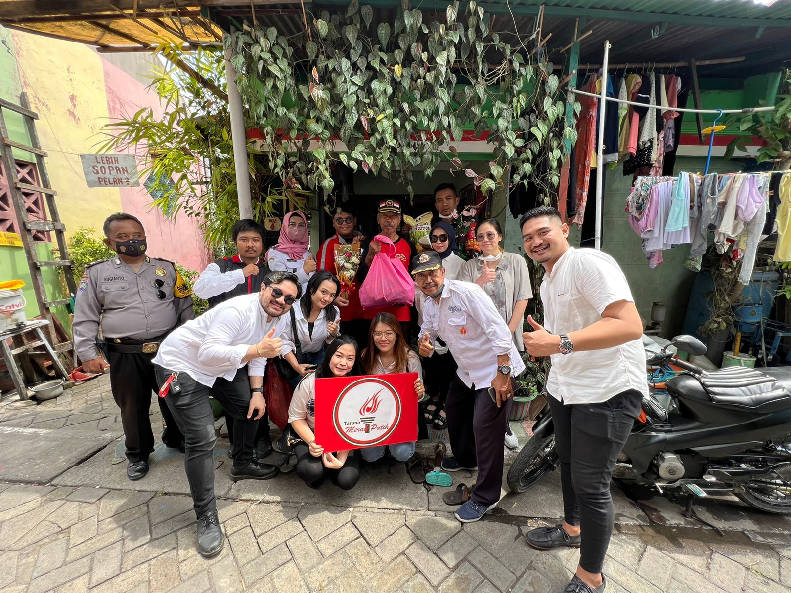Sekelompok anak muda ini adalah bagian dari Taruna Merah Putih Kota Surabaya, organisasi kepemudaan yang banyak bergerak di bidang pemberdayaan anak-anak muda di tengah masyarakat.