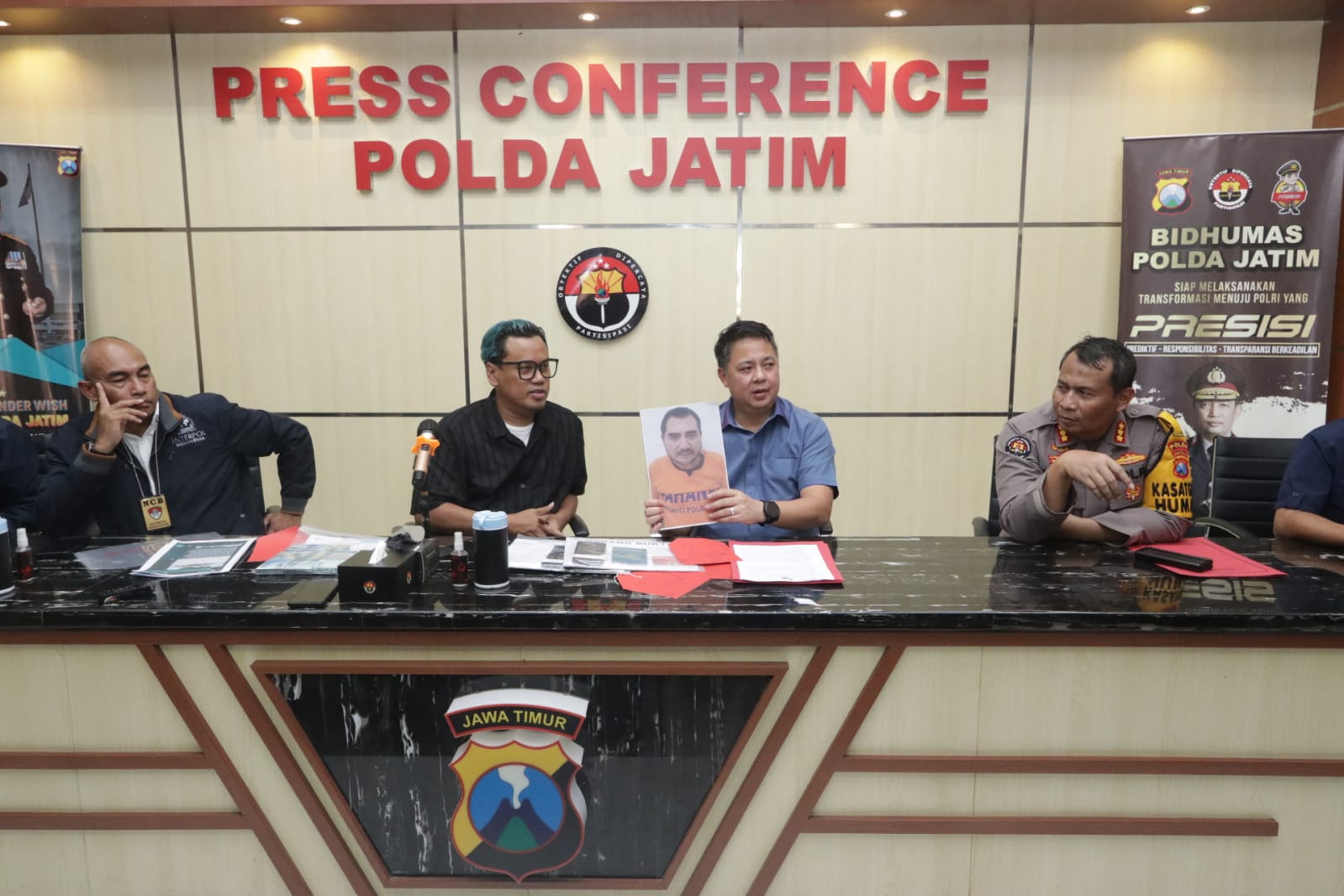 Dirreskrimsus Polda Jatim Kombes Pol Farman dan Kabid Humas Polda Jatim Kombes Pol Dirmanto, di Gedung Konferensi Pers Bidhumas Polda Jatim, Rabu (19/4/2023)