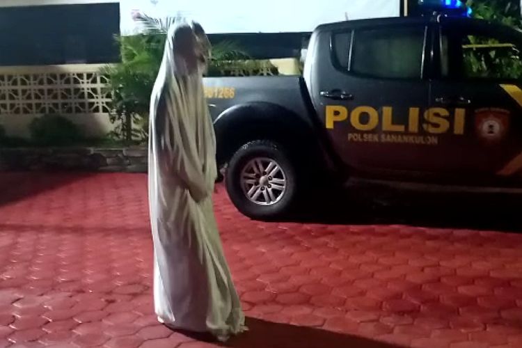 Pocong yang satu tidak sedang menyatroni kantor polisi, tapi sedang menjalani hukuman fisik dari Polsek Sanankulon, Blitar. (ist)