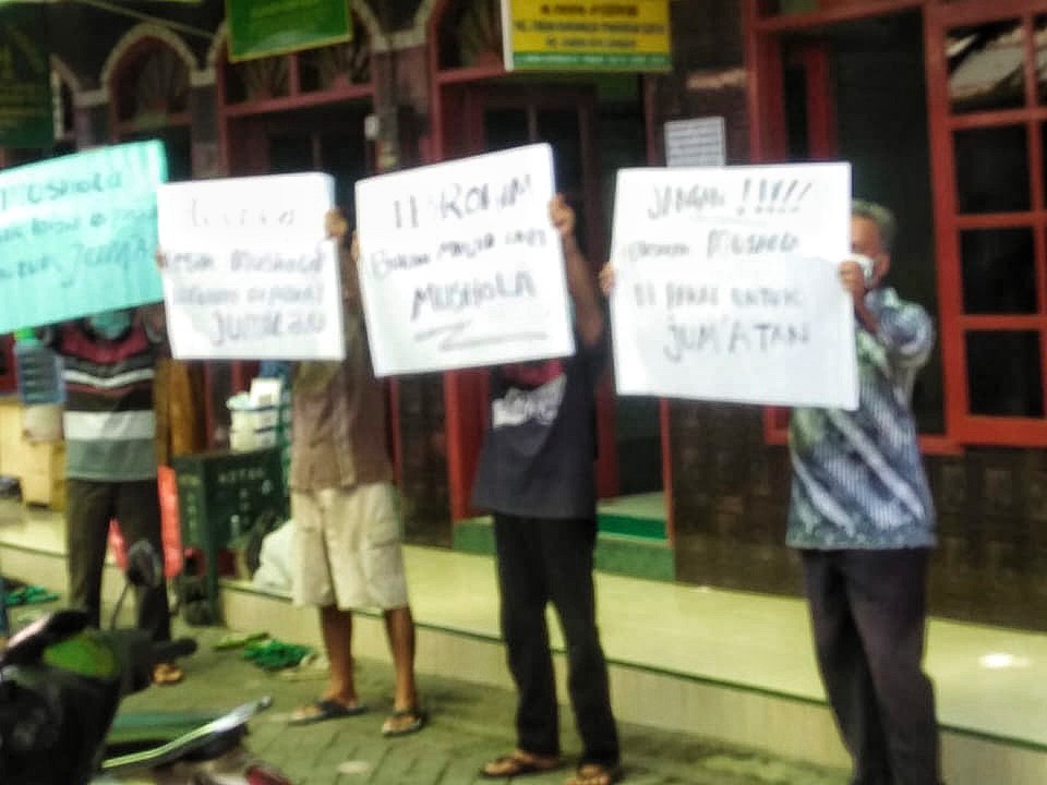 Warga saat menggelar aksi protes di depan Musala Ibrahim Gubeng Klingsingan. (Istimewa)