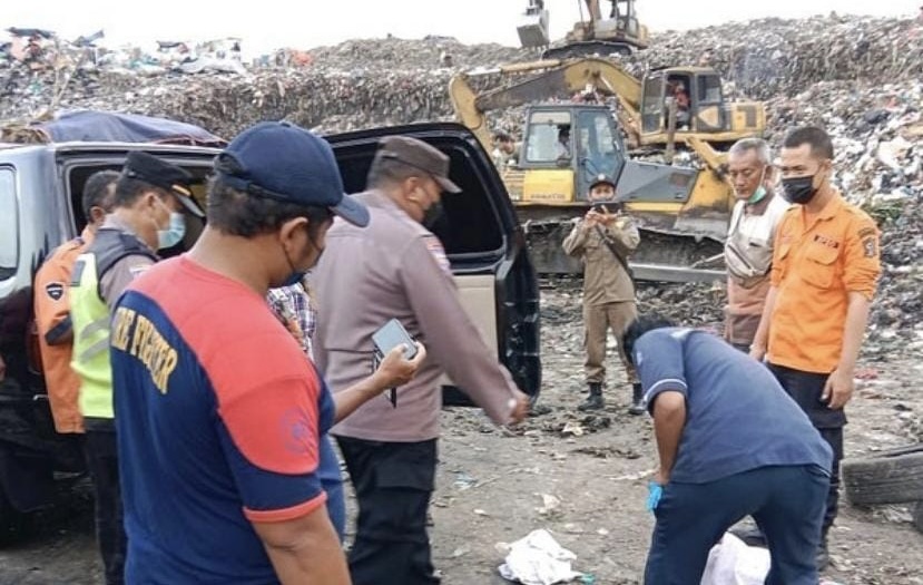 Sesosok mayat bayi ditemukan dalam tumpukan sampah TPA (Tempat Pembuangan Akhir) Benowo, Surabaya