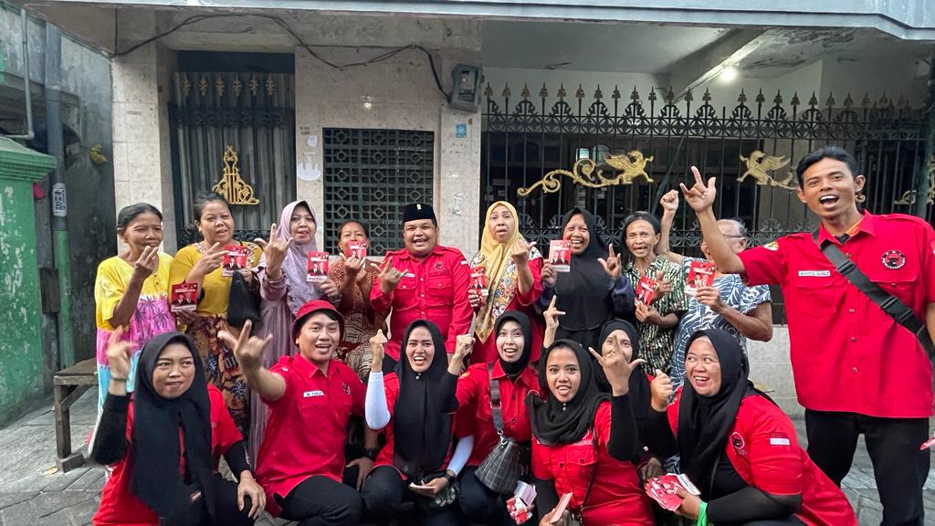 Jajaran Pengurus Anak Cabang , Ranting dan Anak Ranting PDI Perjuangan Kecamatan Sumokerto kompak menempelkan stiker Ganjar Pranowo