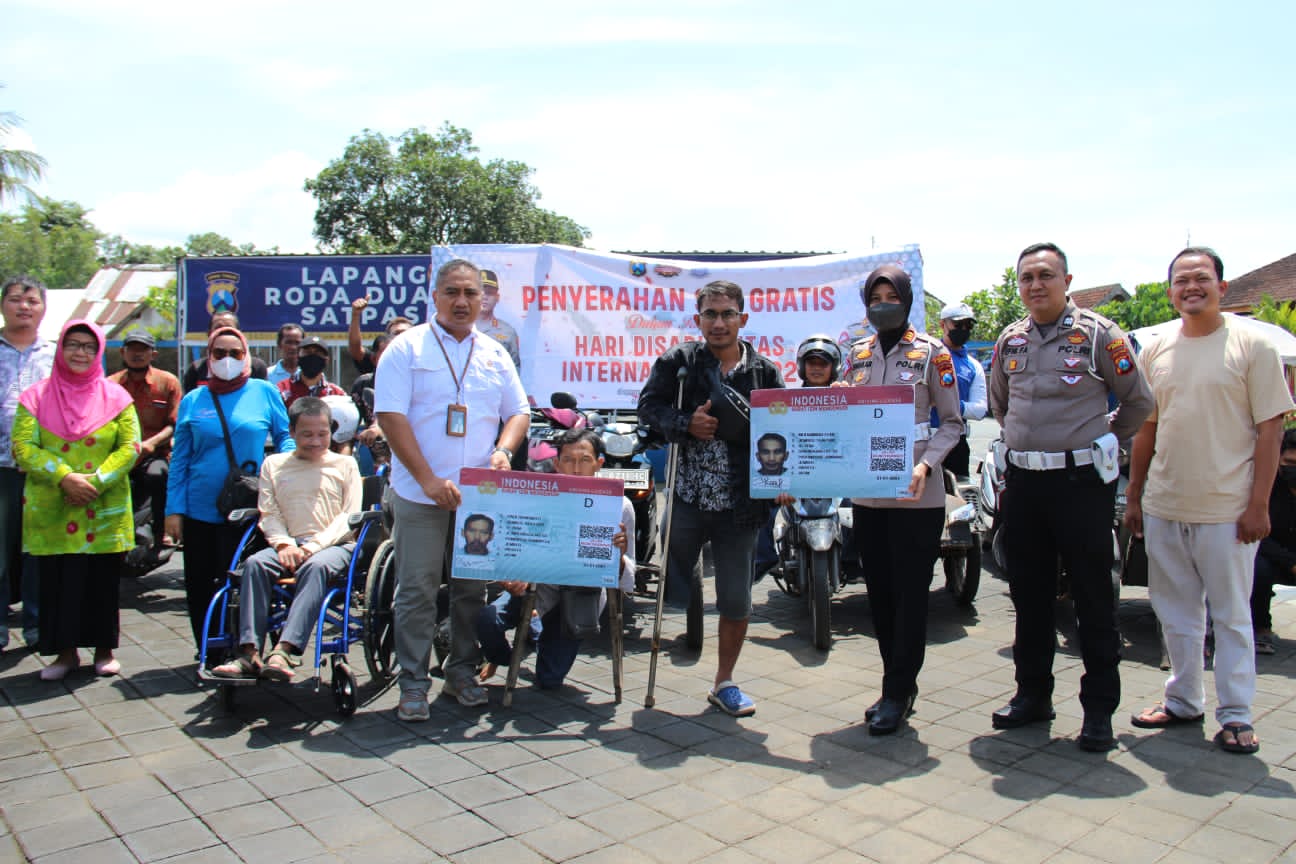 Pembagian SIM D gratis dari Sat Lantas Polres Jember Polda Jatim untuk sejumlah penyandang disabilitas dalam rangkaian peringatan Hari Disabilitas Internasional (HDI), Senin (12/12/2022)