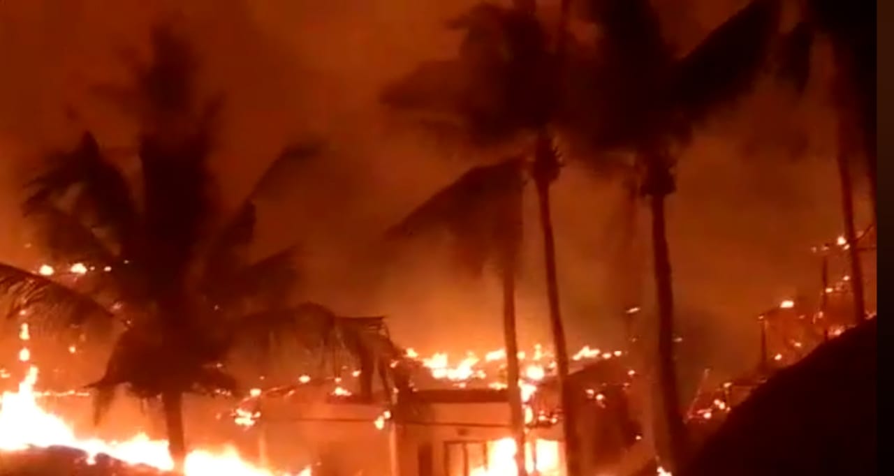 Puluhan kamar hotel Jambuluwuk Oceano Resort di Gili Trawangan Kecamatan Pemenang, Kabupaten Lombok Utara (KLU) di lalap si jago merah pada Sabtu malam (30/7/2022)