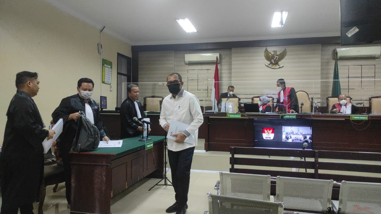 Sidang perdana perkara tindak korupsi dana hibah sebesar Rp. 5 miliar dari pengurusan alokasi dana hibah APBD DPRD Jawa Timur yang menjerat Wakil Ketua DPRD Jatim Sahat Tua Simandjuntak.