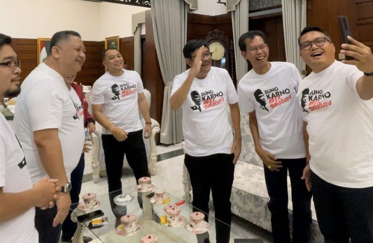 Video call memberikan ucapan selamat kepada Hasto Kristiyanto dari kediaman Wali Kota Surabaya Eri Cahyadi. Hadir Wawali Armuji, Djarot Saiful Hidayat, Bambang DH, Whisnu Sakti Buana dan Adi Sutarwijono.
