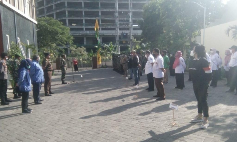 Dandim Tipe A 0831/Surabaya Timur, Kolonel Inf Agus Faridianto saat Apel Gelar Pasukan pemindaham pasien isoman ke lokasi isoter. (Kodim 0831)