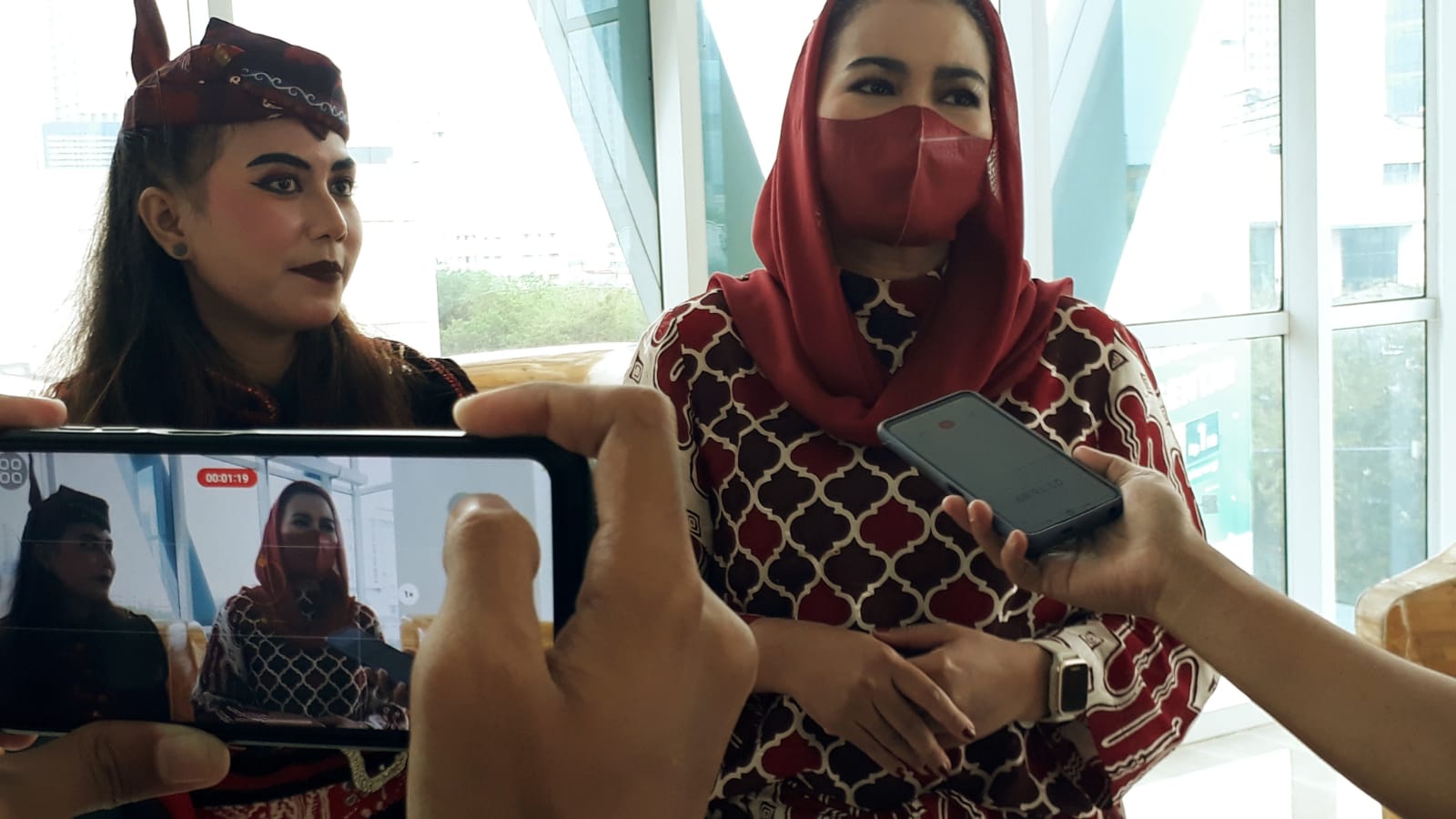 Monica Wara Santi, Alumni siswi SMKN XII Surabaya Bersama Puti Guntur Soekarno