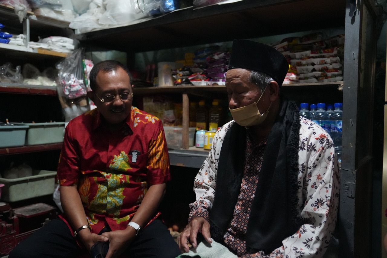 Seorang modin terharu saat rumahnya disambangi Wakil Walikota Surabaya Armuji pada jumat (23/9) siang