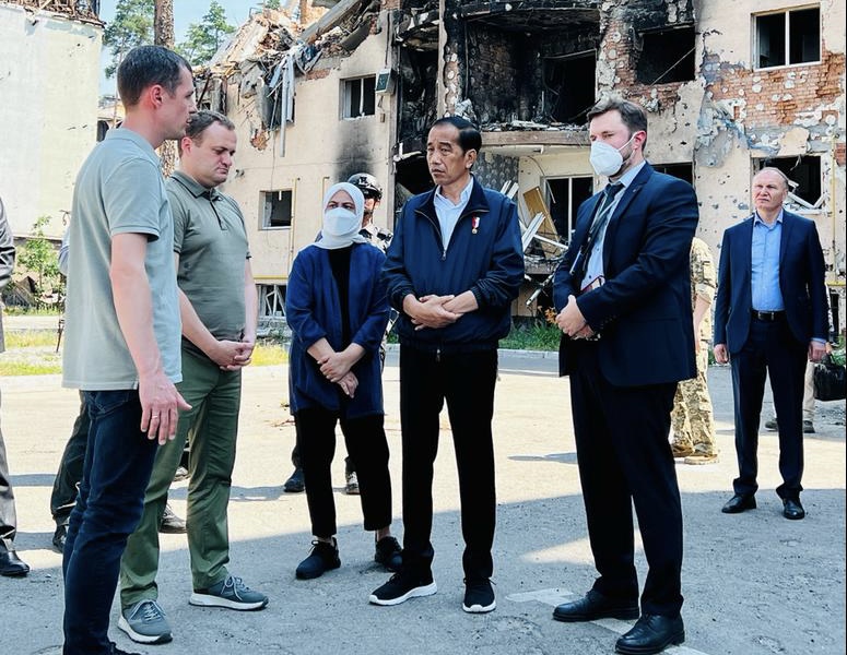 Presiden dan Ibu Iriana didampingi oleh Wali Kota Irpin Alexander Grigorovich Markushin saat melihat puing-puing bangunan apartemen yang rusak akibat perang