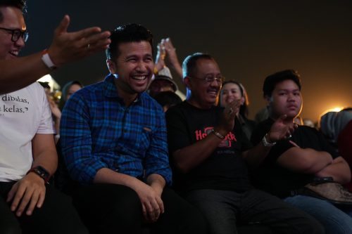 Wakil Walikota Surabaya Armuji yang membaur ditengah konser bersama pemuda pemudi 