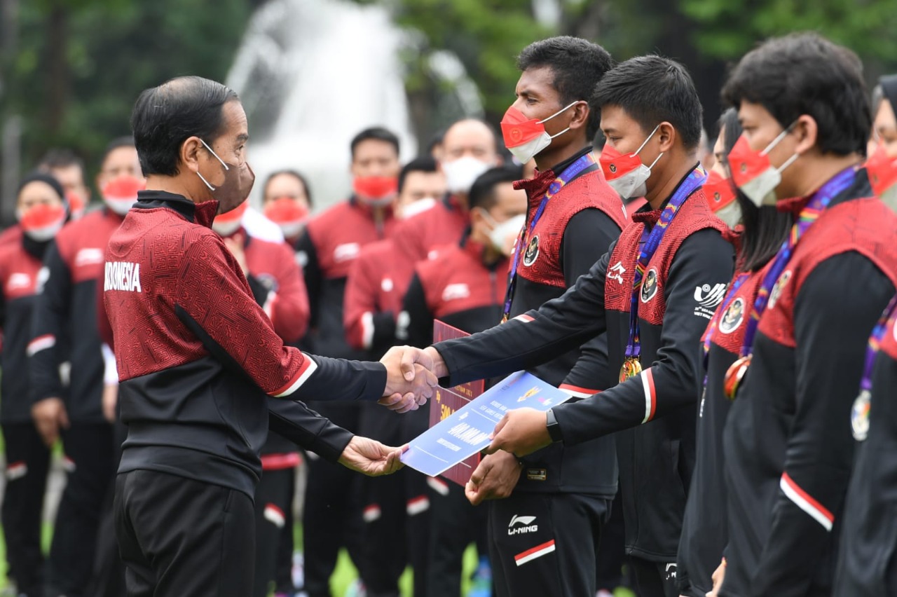 Presiden Joko Widodo menerima sekaligus memberikan bonus dan apresiasi kepada para atlet SEA Games ke-31 Vietnam