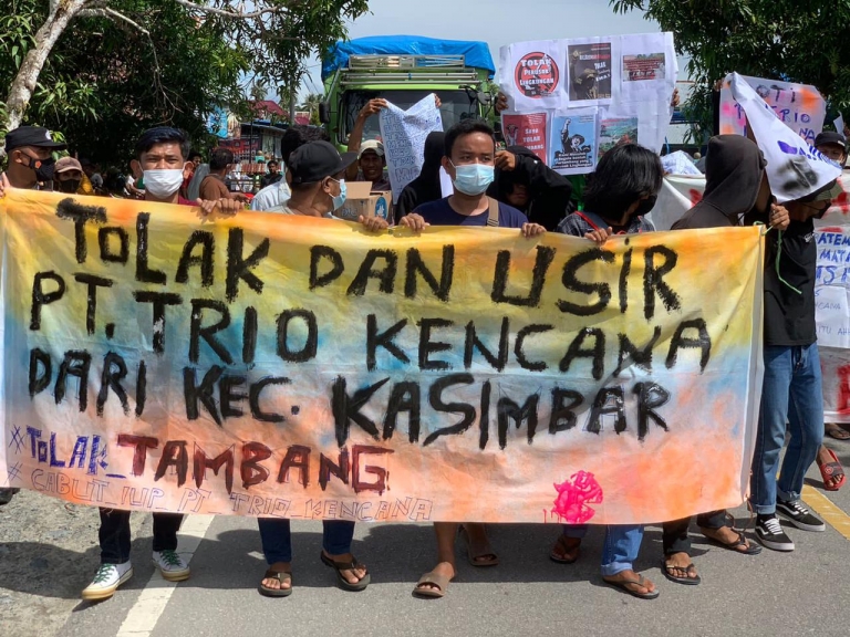 Ratusan masa yang terdiri dari Mahasiswa, nelayan dan petani se-Kecamatan Kasimbar melakukan aksi menuntut pencabutan izin tambang PT Trio Kencana./Foto: Jatam Sulteng.