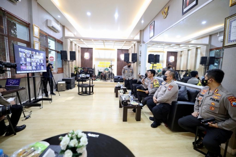 Kapolda Jawa Timur Irjen Pol Nico Afinta saat melakukan dialog interaktif dengan personel Polda Jatim yang sedang dirawat karena terpapar covid-19 dan penyakit lain menggunakan Aplikasi E-Yankes Polri, di Gedung Bhakti Lantai I, Biro Sumber Daya Manusia (