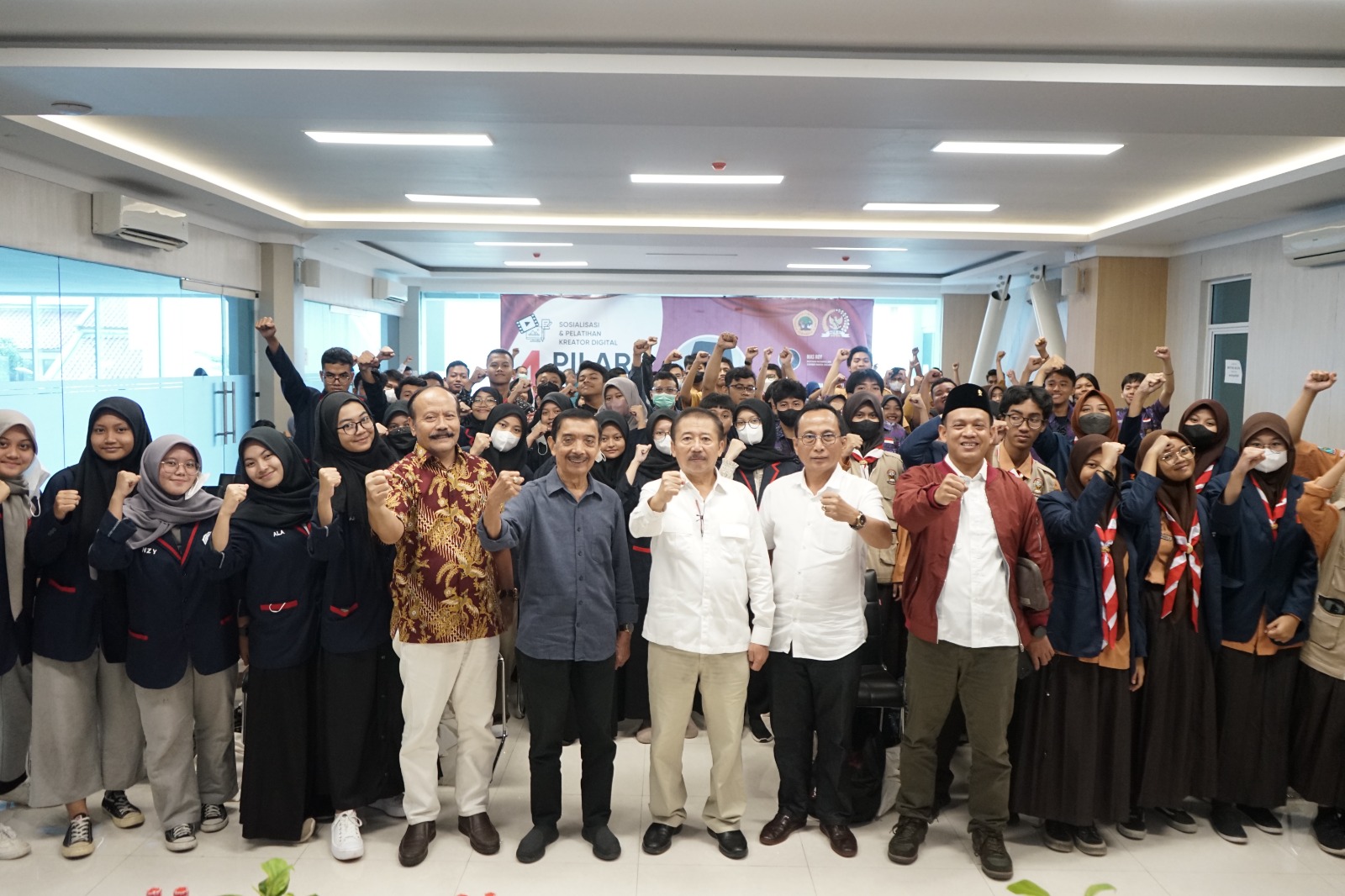 Anggota DPR RI Komisi VII Bambang DH gelar Sosialisasi 4 Pilar MPR RI yang ditujukan kepada peserta SMA/SMK se-Kota Surabaya