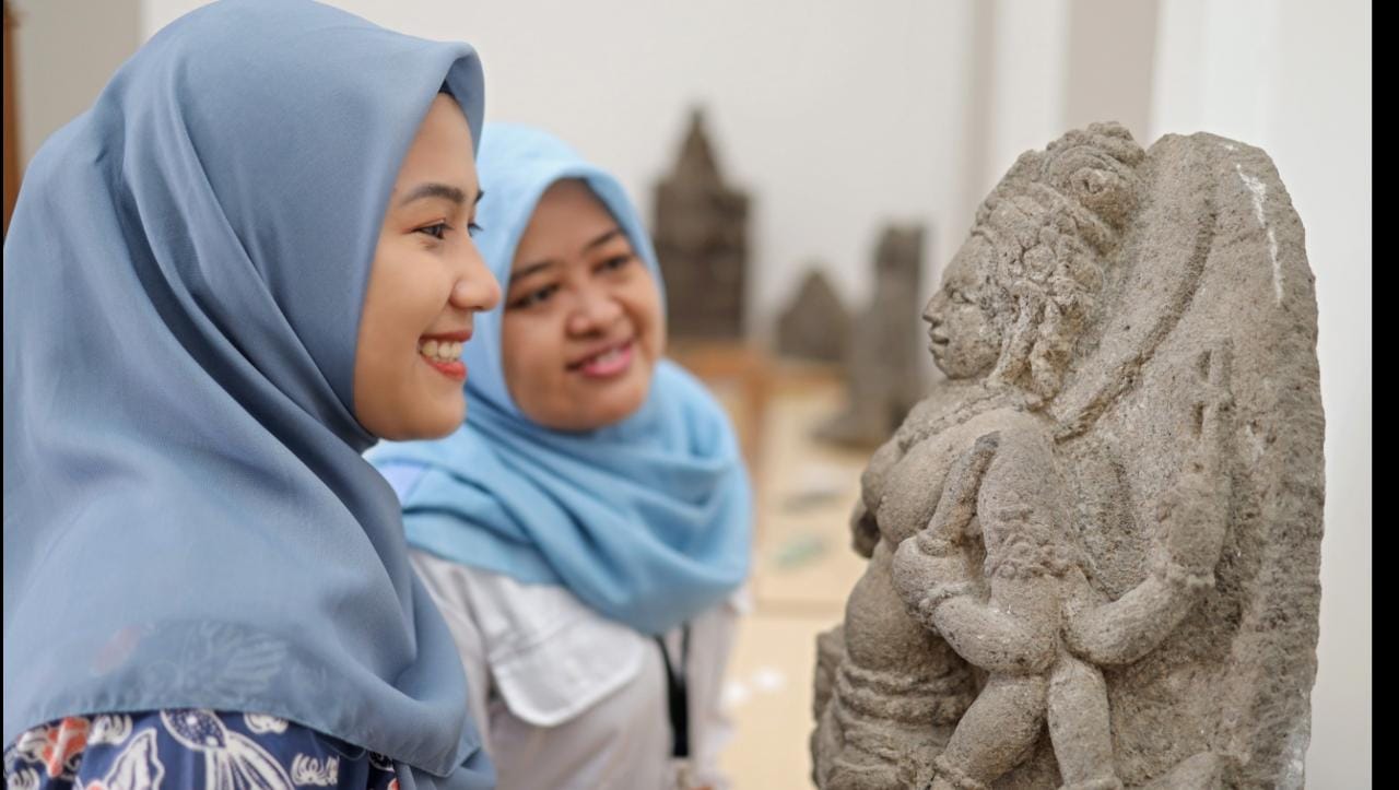 Pameran sejarah dan budaya Mataram Kuno digelar di Museum Sepuluh Nopember Surabaya, yang terletak di kompleks Tugu Pahlawan, Surabaya.