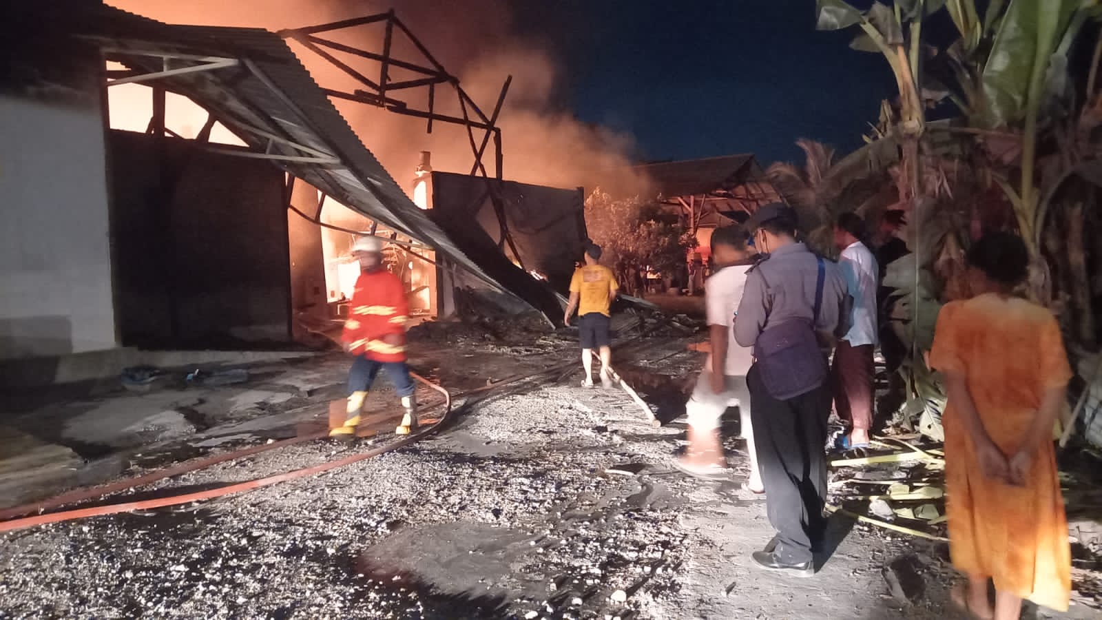 Petugas melakukan pemadaman di lokasi kebakaran (dok. Polisi)