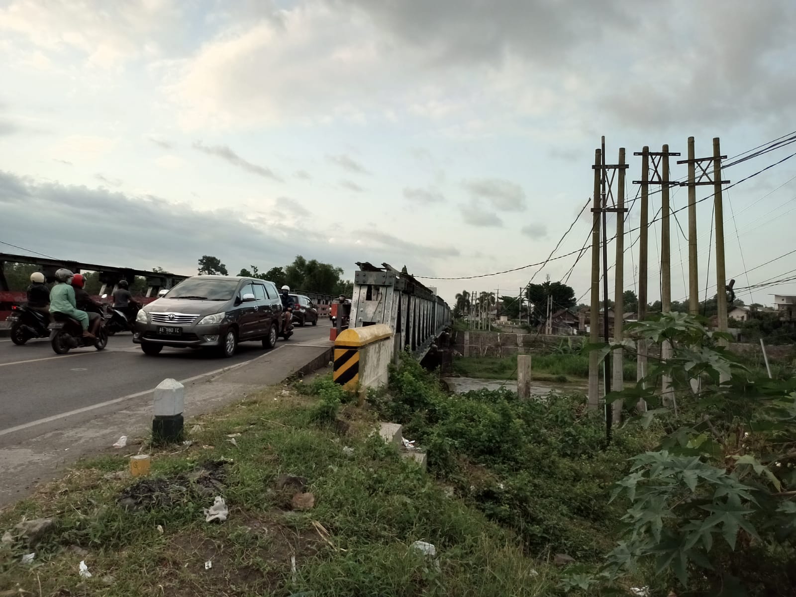 Jembatan Ngujang 1 yang menghubungkan Kecamatan Ngantru dan Kedungwaru
