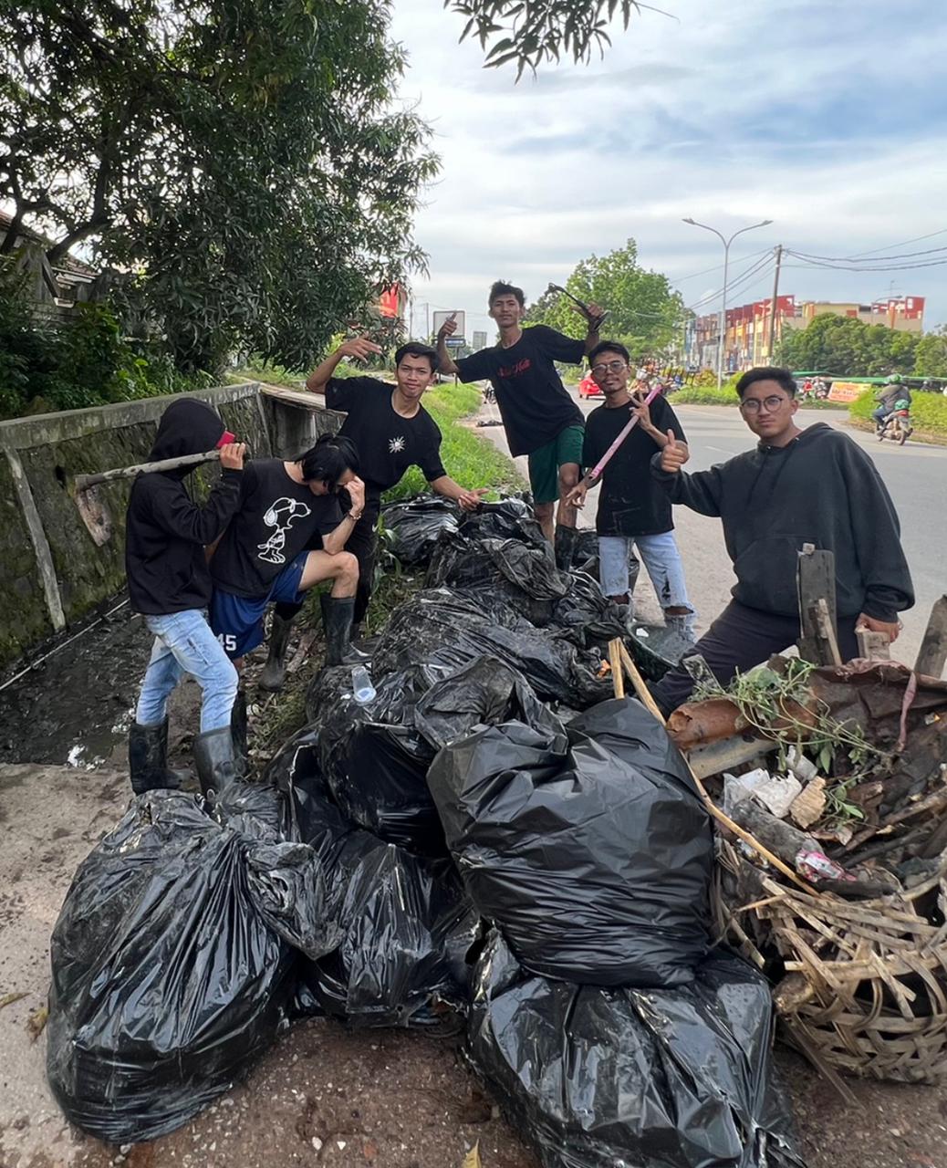Ksatria Batam membersihkan setiap tempat, parit dan sungai dari tumpukan sampah