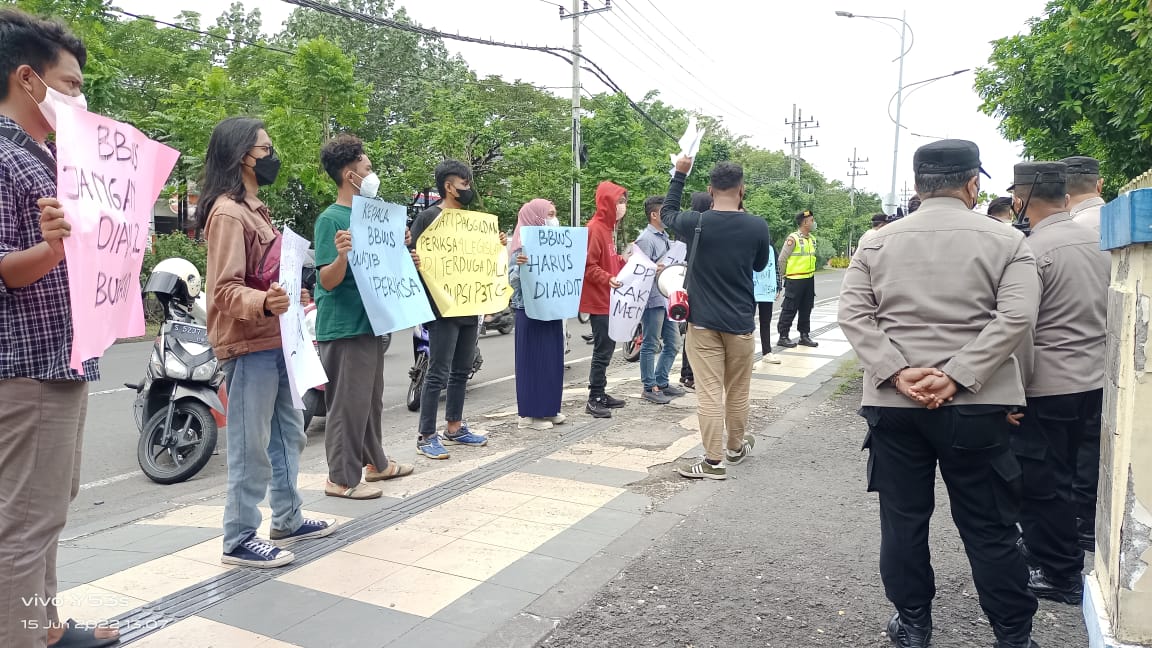 Pergerakan Pemuda Anti Korupsi (PPAK) menggelar demonstrasi di Balai Besar Wilayah Sungai (BBWS) Brantas dan Kejakasaan Tinggi Jatim