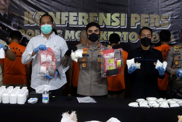 30 karung berisi pil koplo yang disita Satresnarkoba Polres Mojokerto Kota dari jaringan pengedar antarprovinsi ditunjukkan dalam konferensi pers