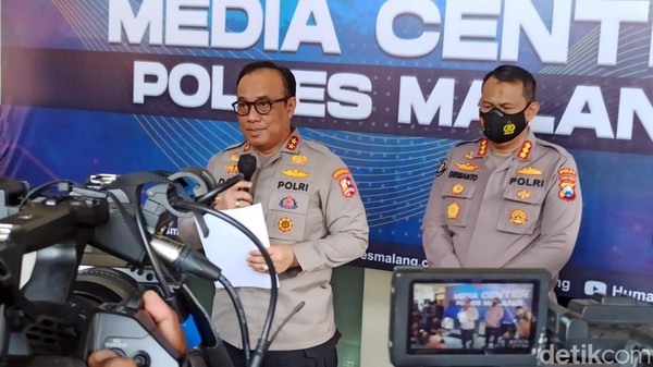 Kadiv Humas Polri Irjen Dedi Prasetyo saat konferensi pers di Mapolres Malang. (Foto:detikJatim)